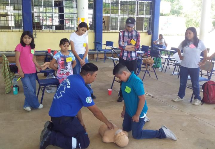 Imparten cursos de primeros auxilios a niños