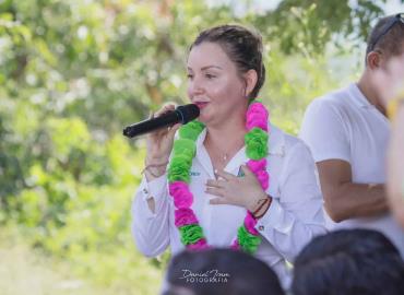 Arranca Marichuy pavimentación en Nexcuayo Primero