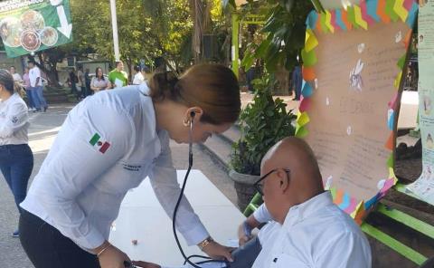 Acercan servicios médicos gratuitos a la población