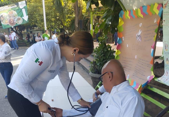 Acercan servicios médicos gratuitos a la población