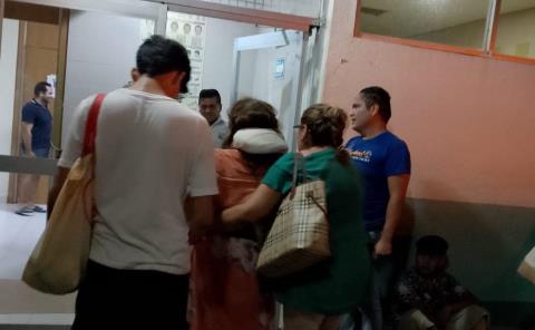 Sufre lesión en cabeza y cuello al cerrarse puerta de su auto
