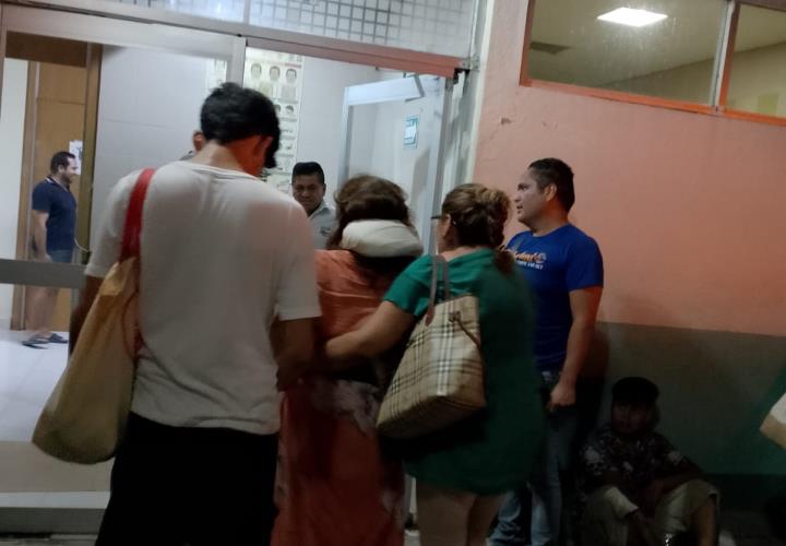 Sufre lesión en cabeza y cuello al cerrarse puerta de su auto