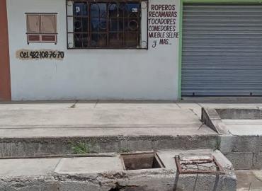 Desechos tapan línea de drenaje