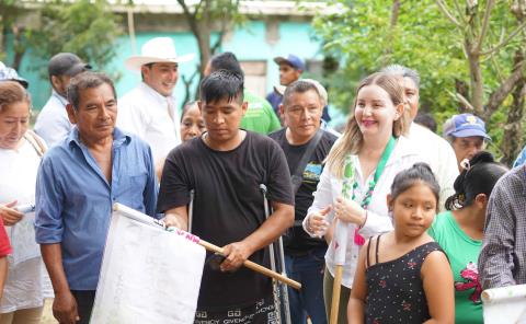 Rompe alcaldesa rezago en barrio San Miguel, Chalchocoyo 
