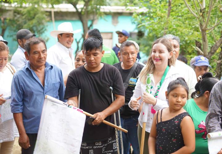 Rompe alcaldesa rezago en barrio San Miguel, Chalchocoyo 