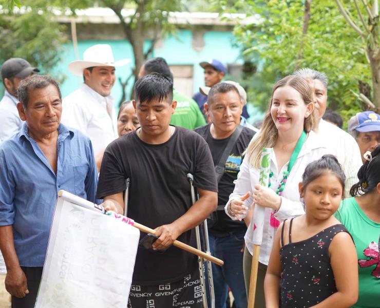 Rompe alcaldesa rezago en barrio San Miguel, Chalchocoyo 
