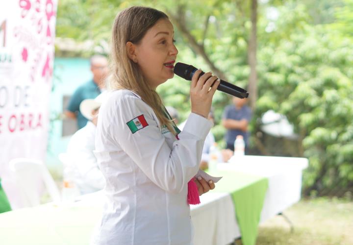 Rompe alcaldesa rezago en barrio San Miguel, Chalchocoyo 