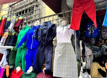 Crece venta de uniformes usados 