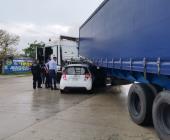 Chocó automóvil contra un tráiler