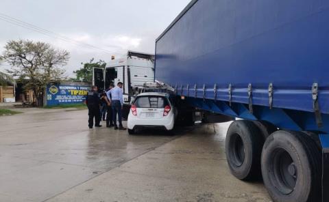 Chocó automóvil contra un tráiler