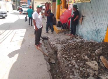 Instalan nuevas tuberías de drenaje
