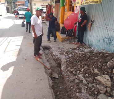Instalan nuevas tuberías de drenaje