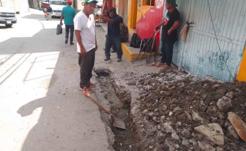 Instalan nuevas tuberías de drenaje