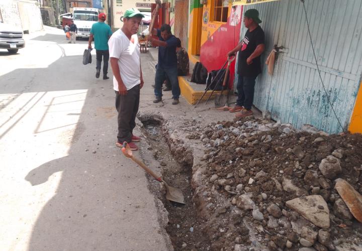 Instalan nuevas tuberías de drenaje