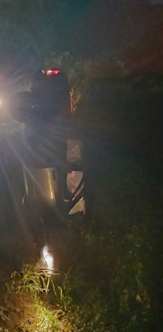 Vehículo salió del camino