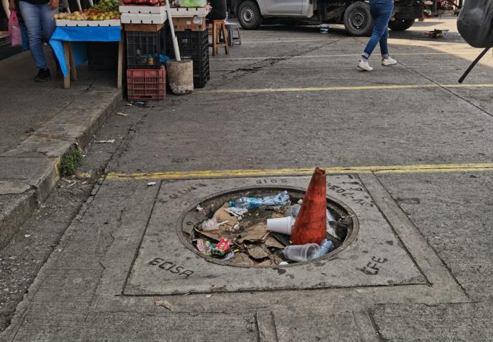 Peatones llaman a cerrar zanja abierta