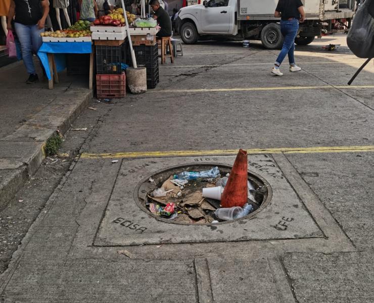 Peatones llaman a cerrar zanja abierta