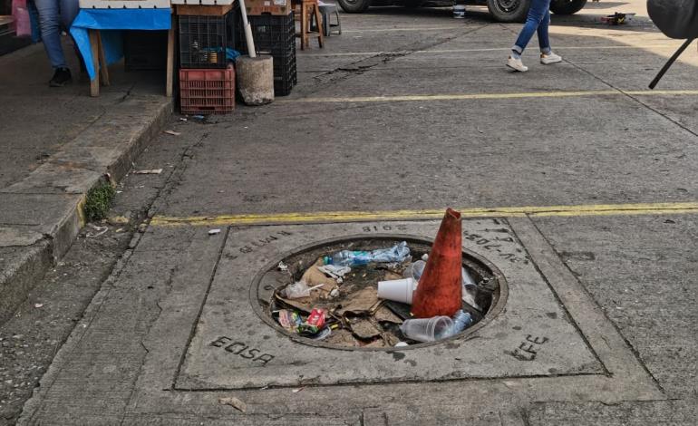 Peatones llaman a cerrar zanja abierta