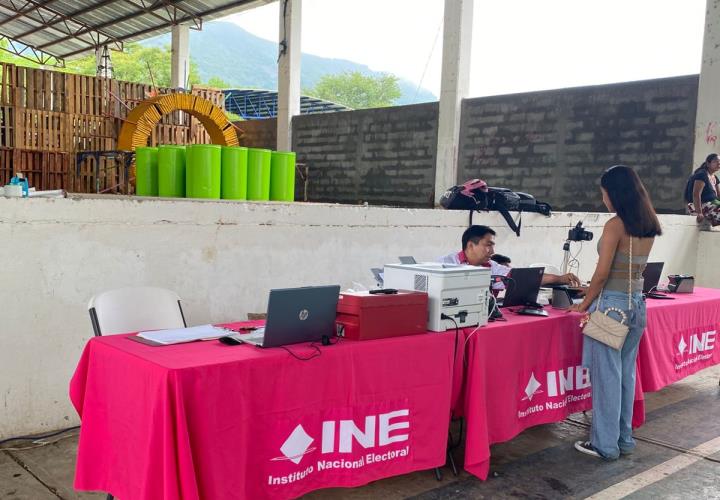 Atiende INE en Matlapa trámites de credencialización