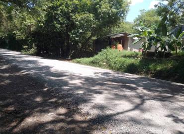 Simulan arreglo de carretera... y causan caos