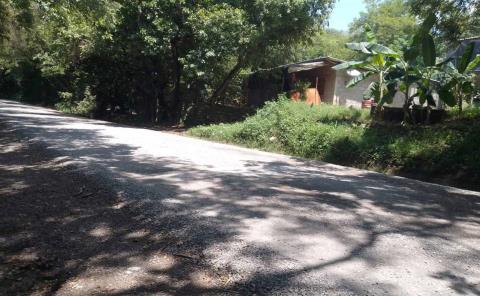 Simulan arreglo de carretera... y causan caos