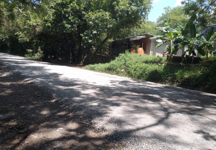 Simulan arreglo de carretera... y causan caos
