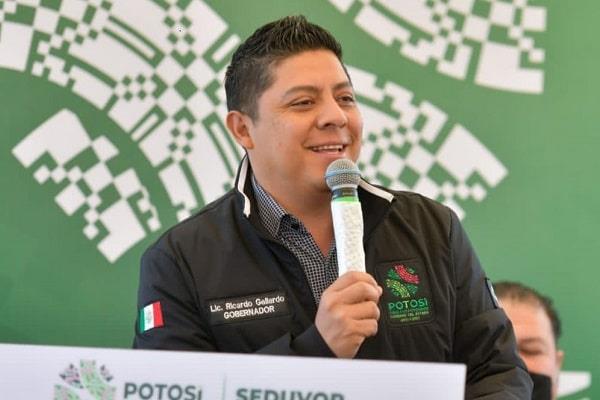 El "Padrino de San Luis Potosí" se suma a los XV años de Isela