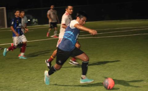 Frenética pelota de futbol en balompié 7 de Trivela