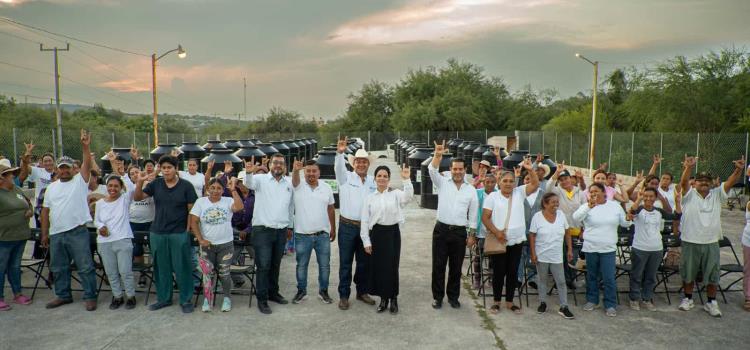 Arnulfo y Karina entregaron Tinacos 