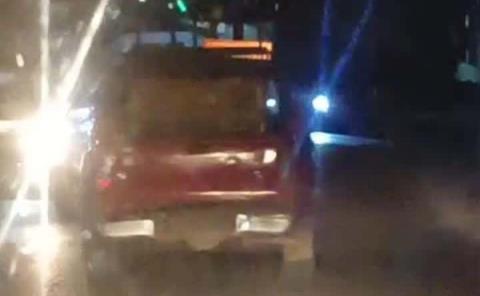 Camioneta embiste a motociclista