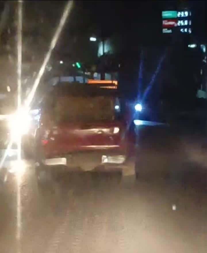Camioneta embiste a motociclista