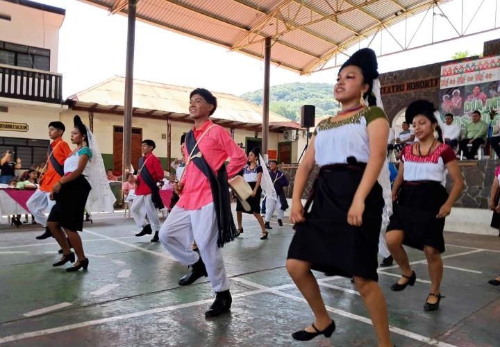 Danzantes folclóricos de Escuatitla brillan en celebración indígena