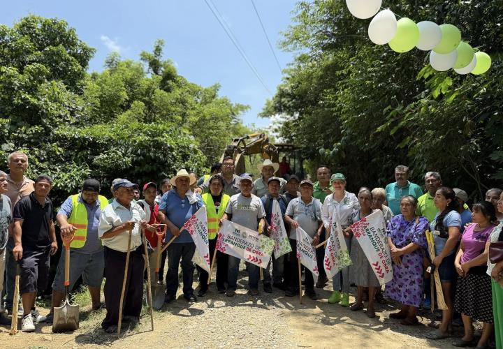 Arranca alcaldesa obra de pavimentación en San Juan Tlajumpal