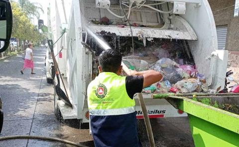 Camión de basura, a punto de incendiarse