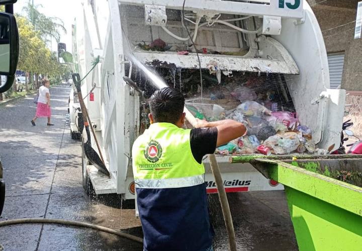 Camión de basura, a punto de incendiarse