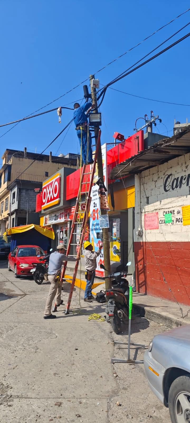Colocan alumbrado para festividades en la Colonia XEW