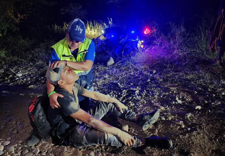 Motociclista auxiliado tras accidente 