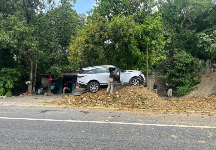 Se estrella camioneta en Apanco; iba a exceso de velocidad