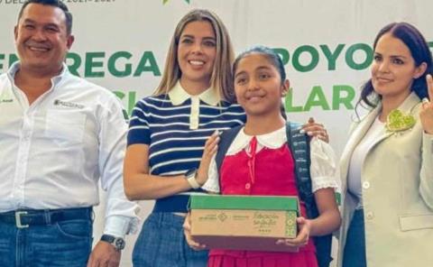 En multitudinario evento entregaron  calzado y mochilas a niños de Rioverde
