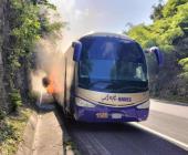 ARDIÓ AUTOBÚS  EN LA AUTOVÍA