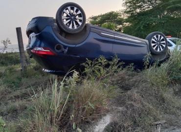 VOLCÓ AUTO EN CAMINO A MICOS     