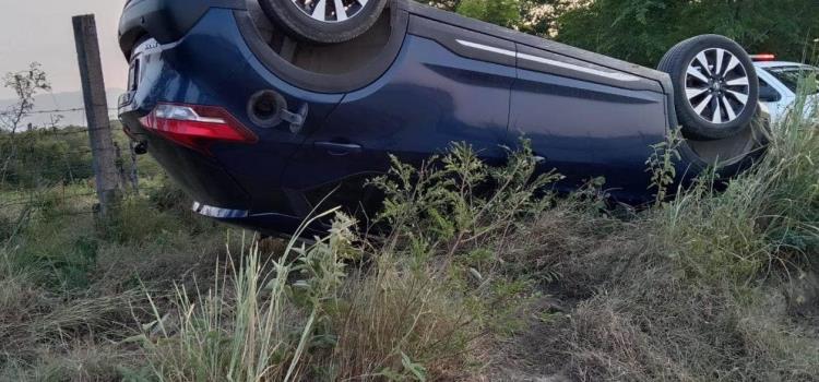 VOLCÓ AUTO EN CAMINO A MICOS     