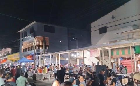 Aniversario del mercadito nocturno: Música, sabores y la presencia inesperada de Isela
