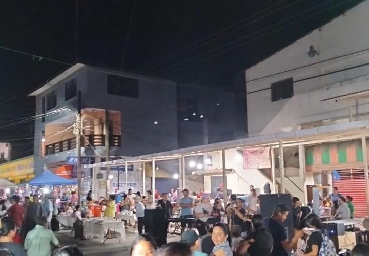 Aniversario del mercadito nocturno: Música, sabores y la presencia inesperada de Isela