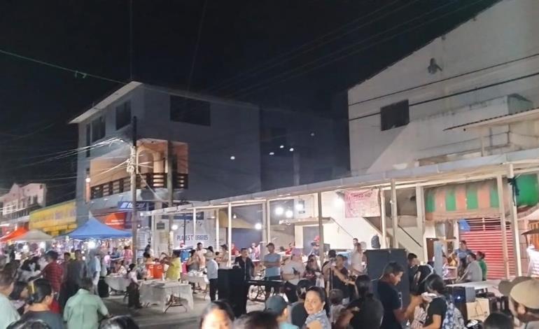 Aniversario del mercadito nocturno: Música, sabores y la presencia inesperada de Isela