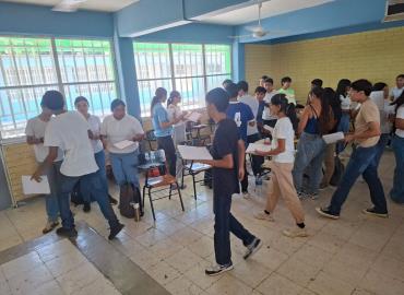Regreso a clases moviliza a cientos de jóvenes