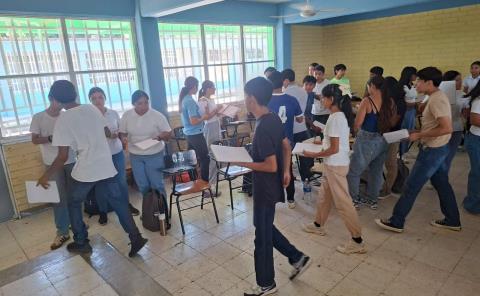 Regreso a clases moviliza a cientos de jóvenes
