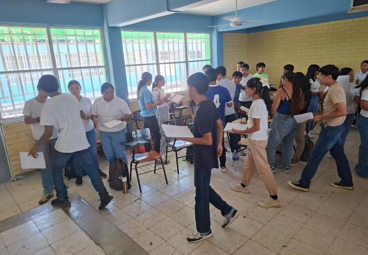 Regreso a clases moviliza a cientos de jóvenes