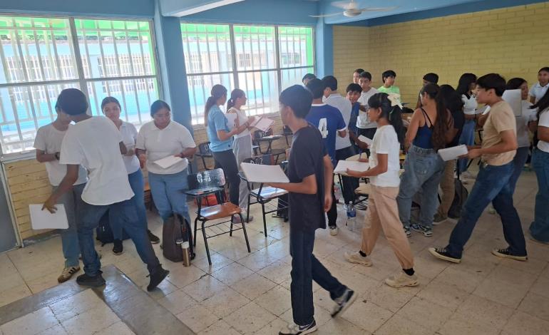 Regreso a clases moviliza a cientos de jóvenes