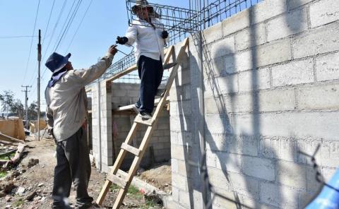Patrones no dan seguro a albañiles 
